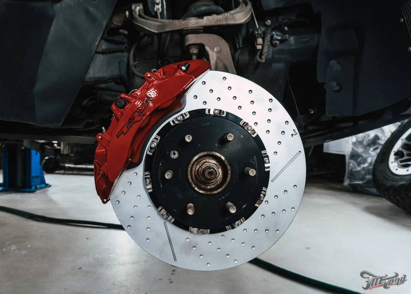 Установка усиленной тормозной системы Brembo на RAM TRX